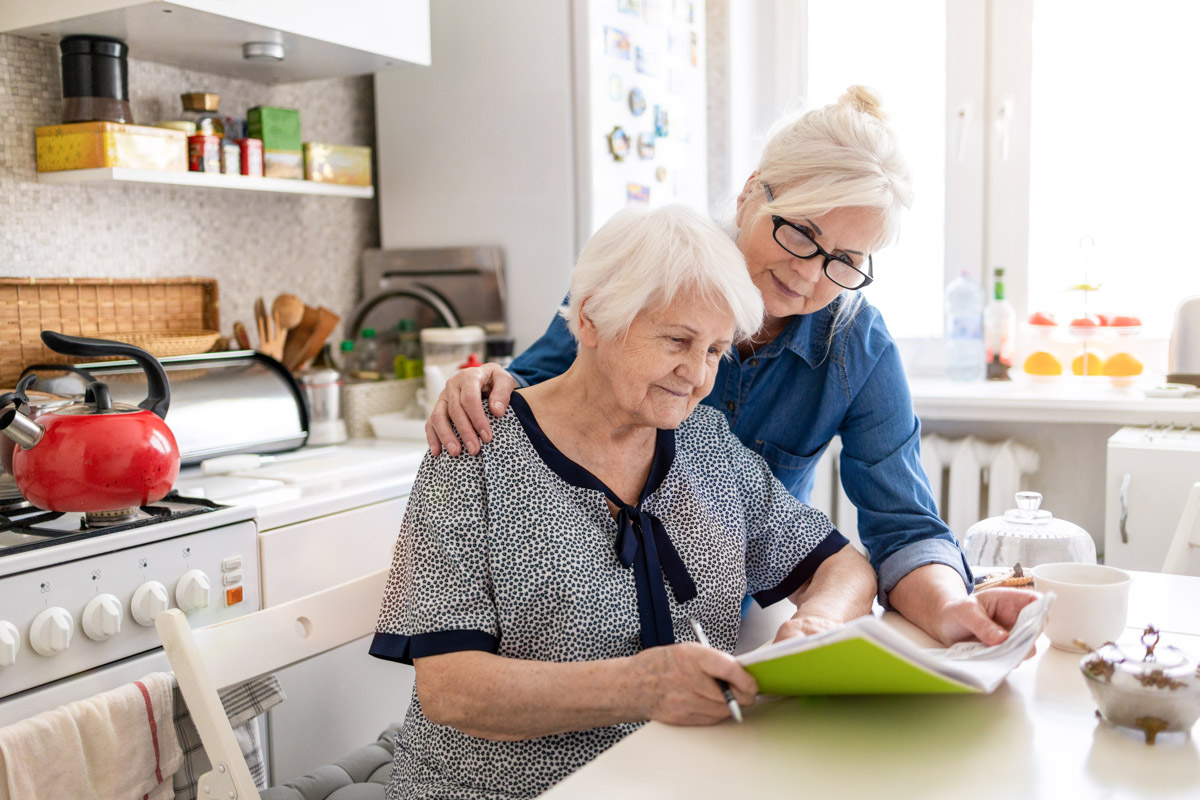 Pflegekraft unterstützt Mieterin des Betreuten Wohnens bei Alloheim Senioren-Residenzen