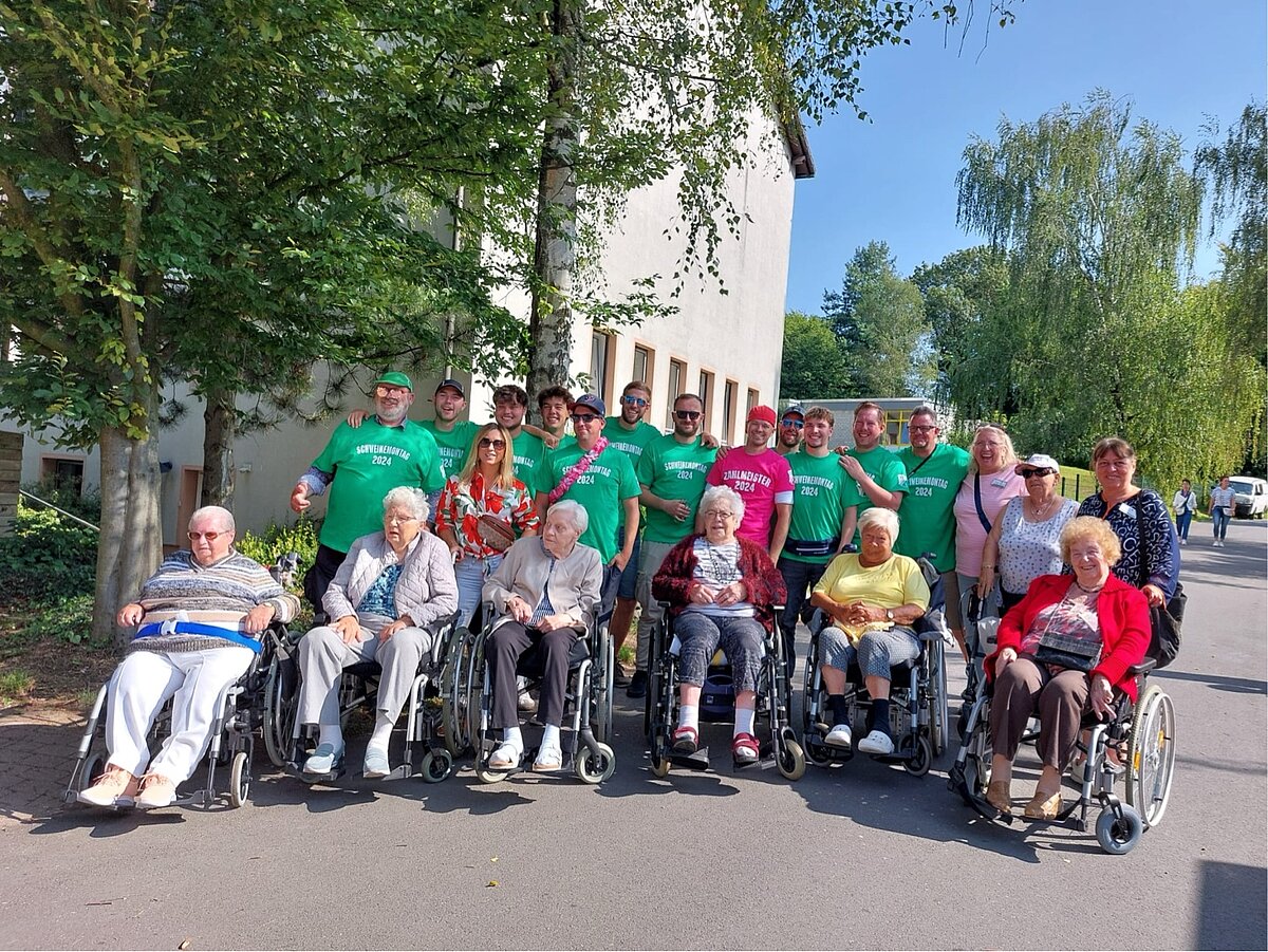 Bewohnerinnen auf der Kirmes mit Fußballverein Grün-weiß- Kley