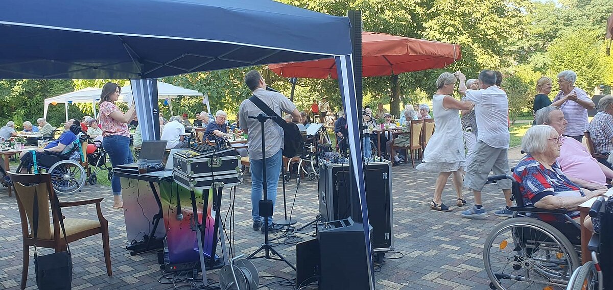 Bewohner beim Sommerfest