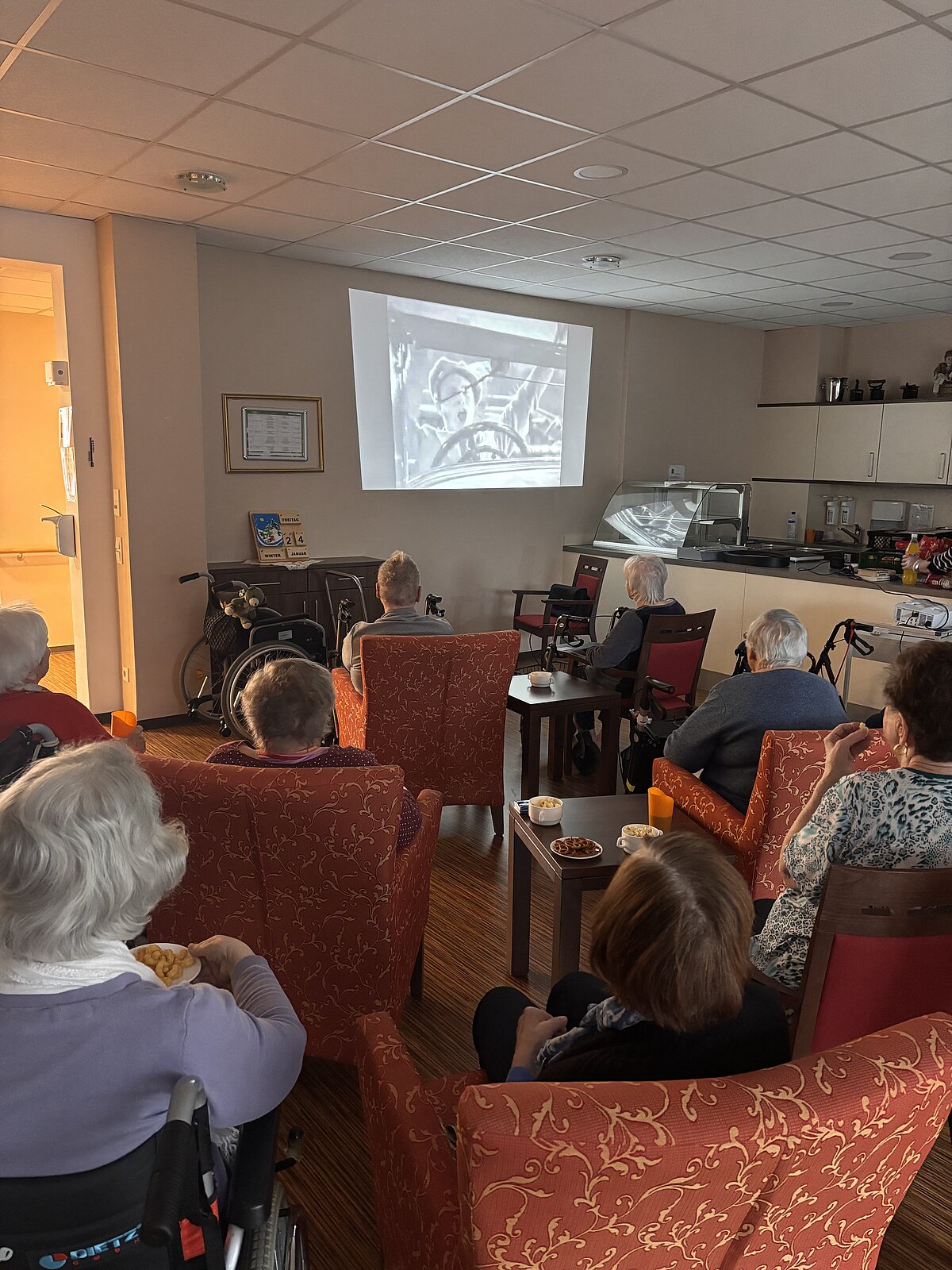 Kinonachmittag Bewohner schauen gemeinsam einen Film