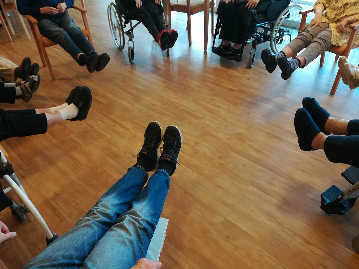 Bewohner des Seniorenheims "AGO Rosbach" beim Sitztanz