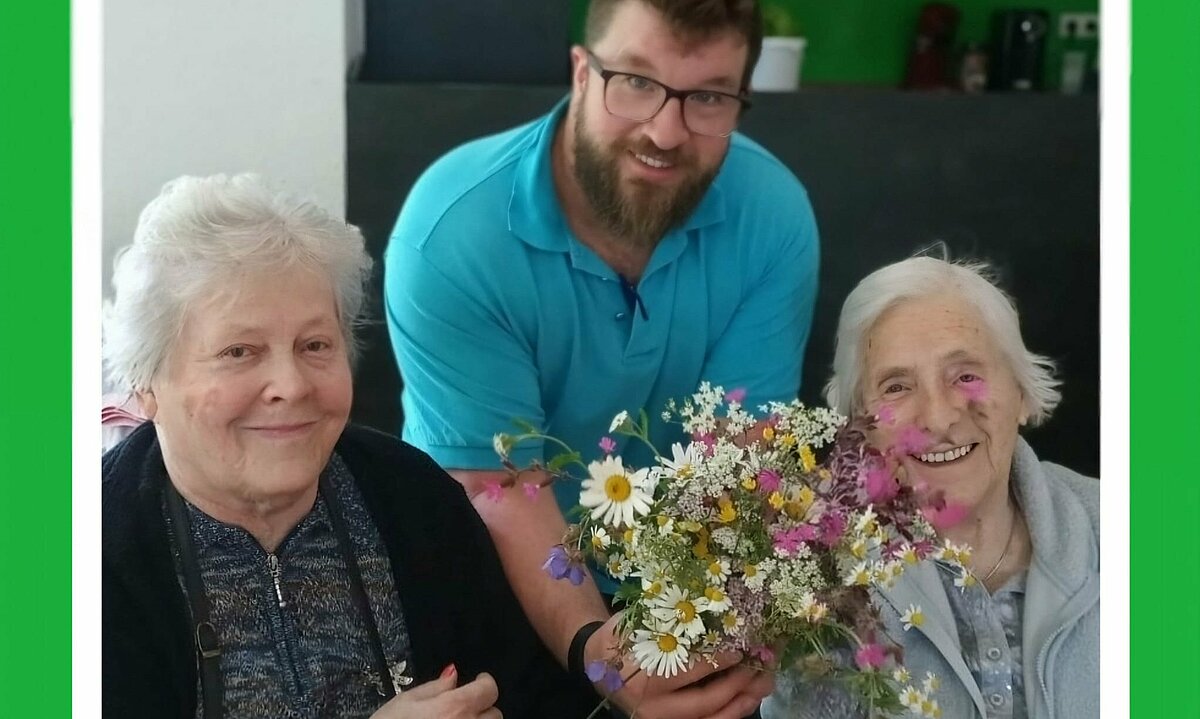 Seniorinnen und Senioren erhalten Blumensträuße