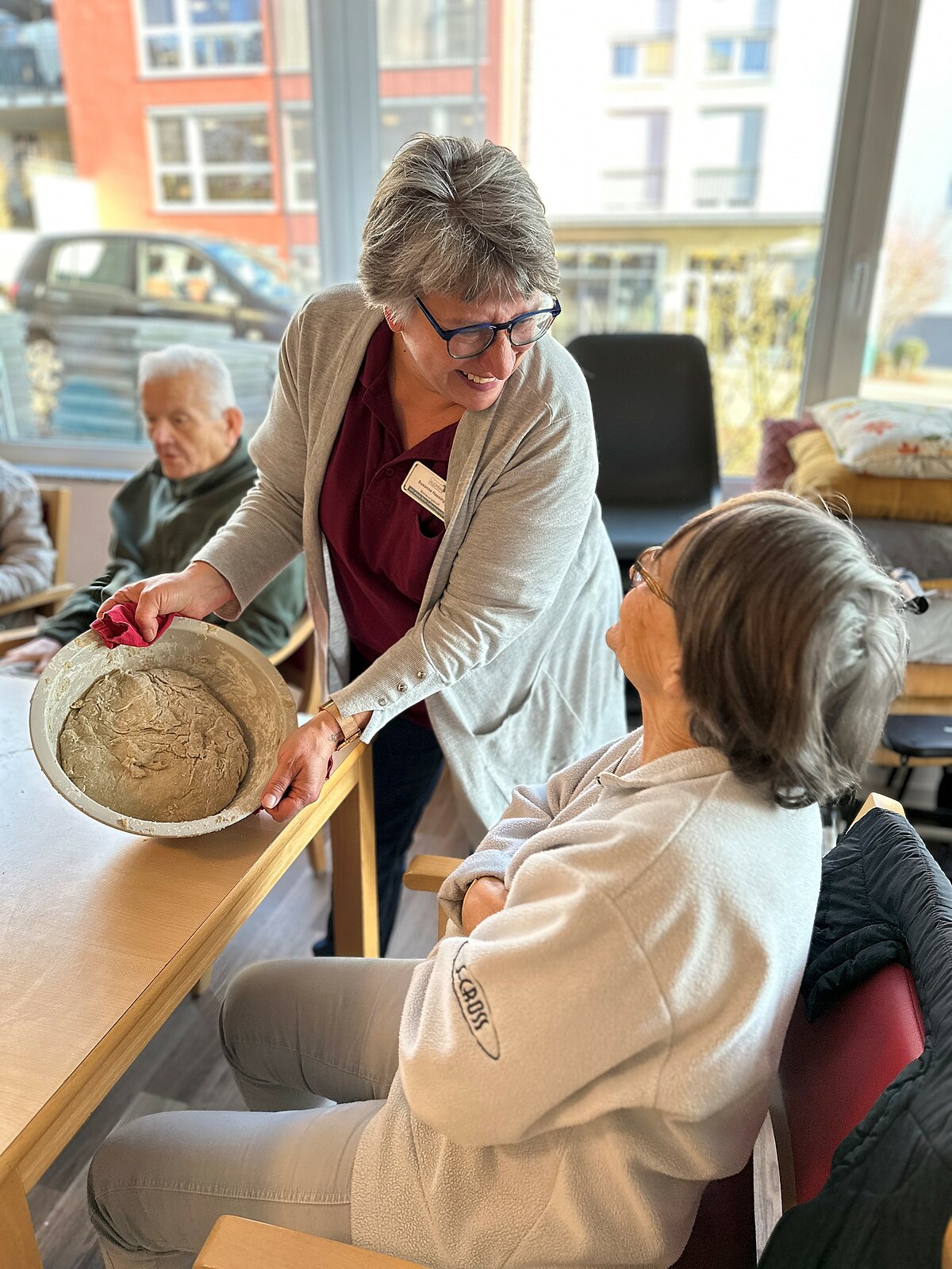 Bewohner backen Brot