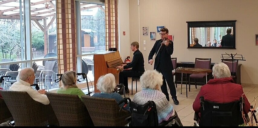 Bewohner beim Konzert Wiener Caféhaus