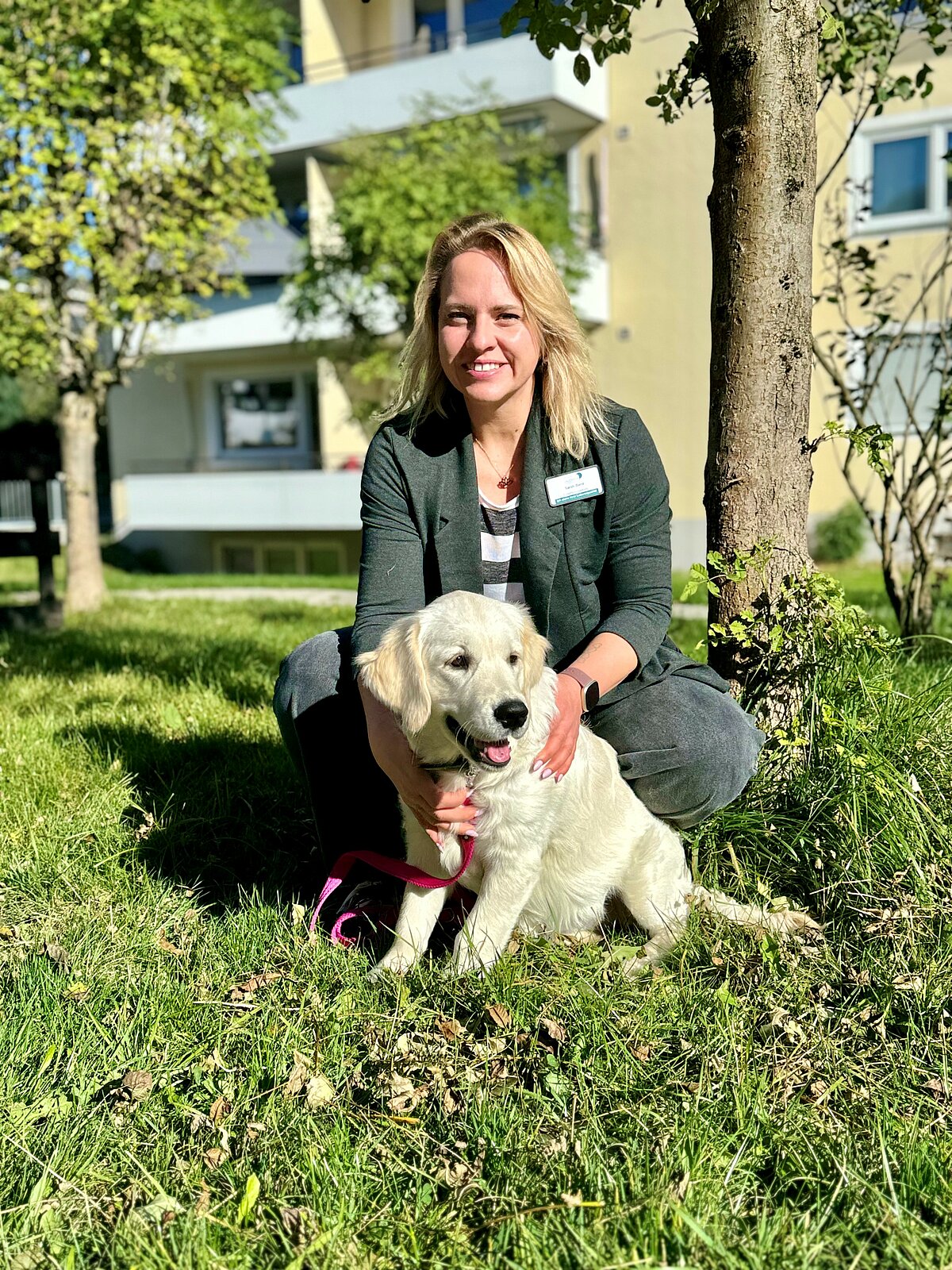 Einrichtungsleitung mit ihrer Hündin