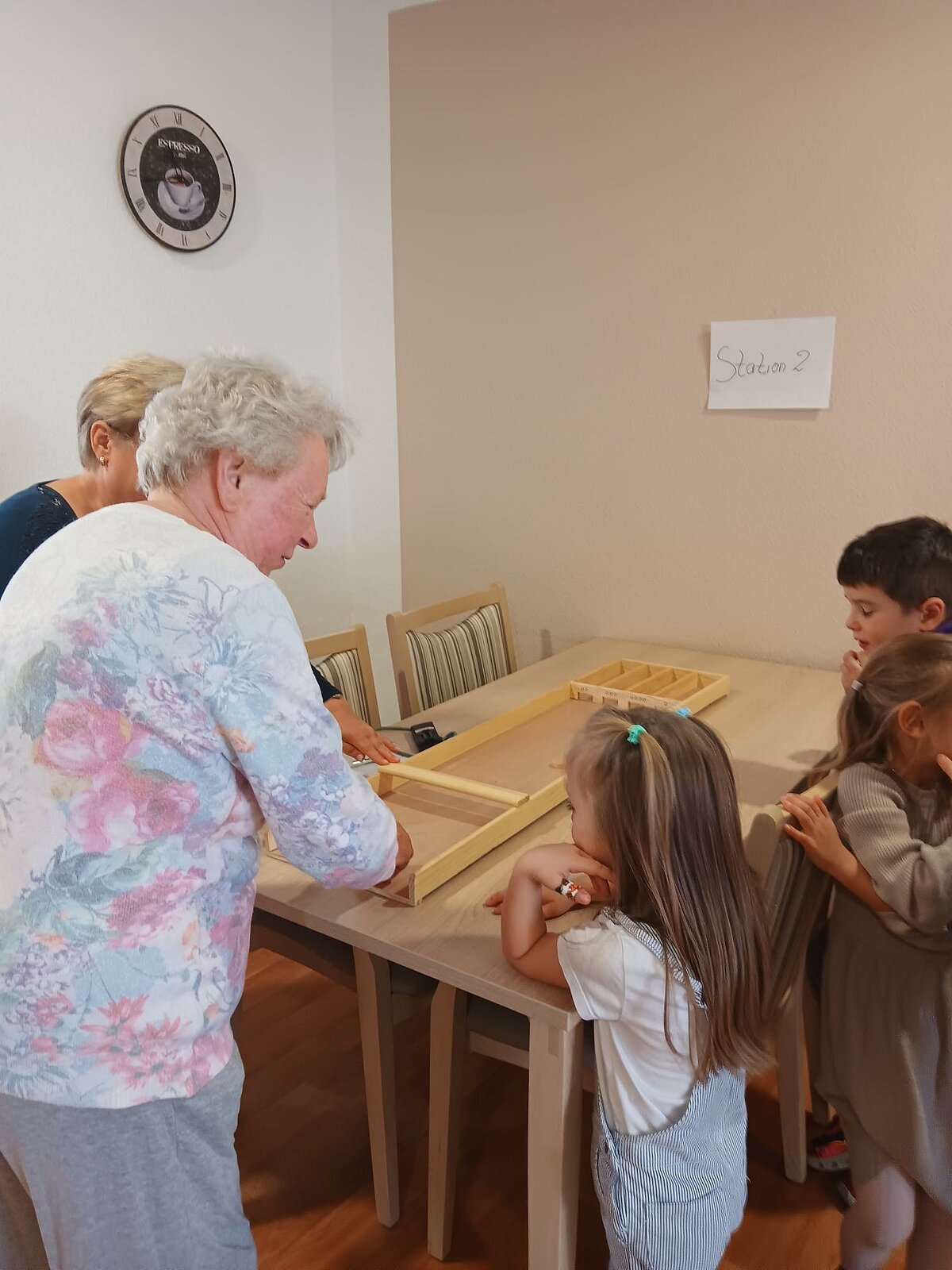 Bewohnerin spielt Jakolo und Kinder warten das sie dran sind. 