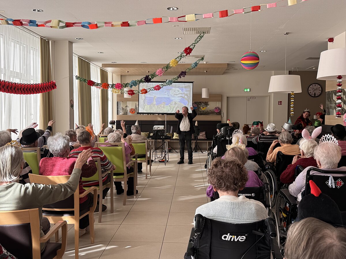 Seniorinnen und Senioren beim Mitmachtheater "Der Karneval der Tiere"