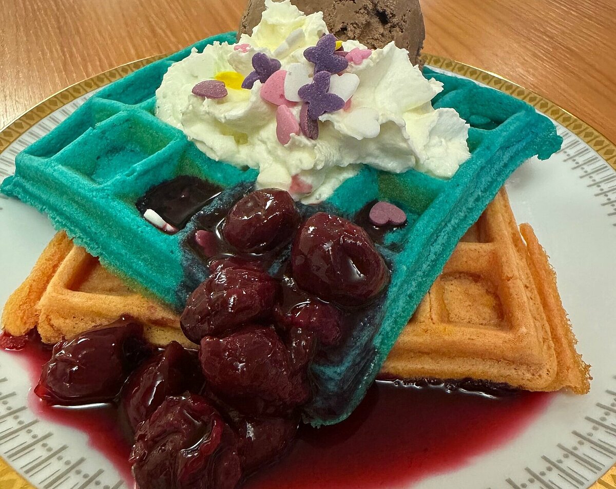 Wir essen bunte Waffeln