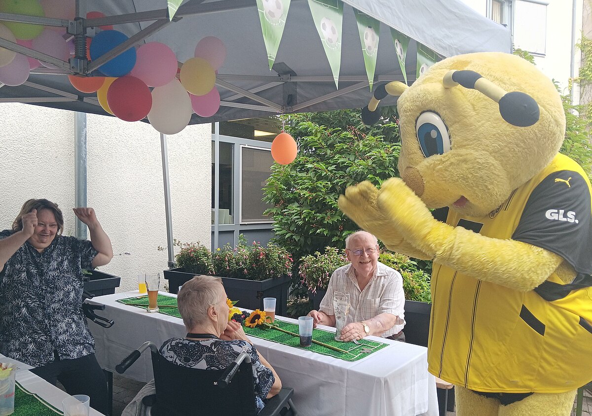 Bewohner und Biene Emma beim Sommerfest