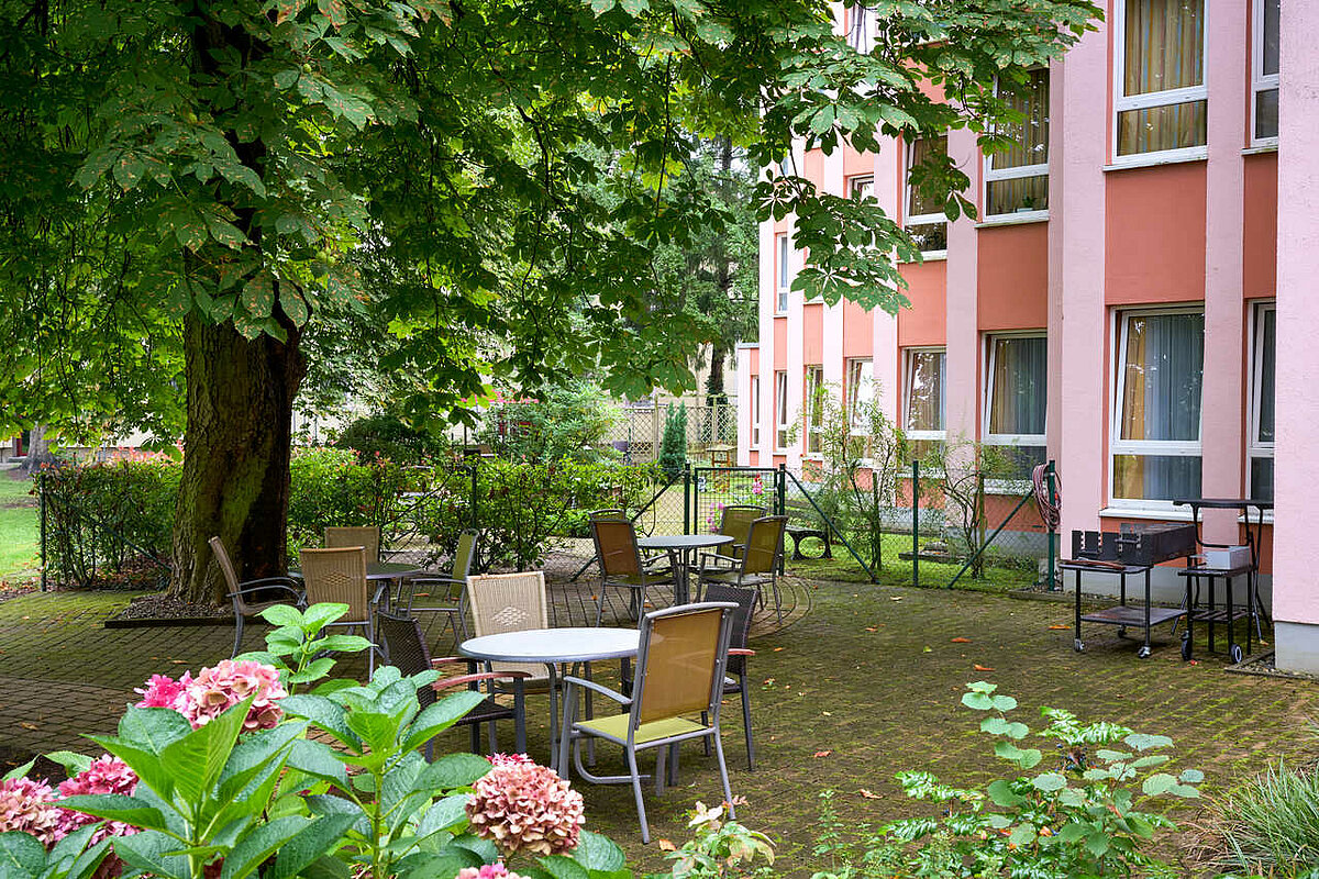 Terrasse mit Sitzgelegenheiten für die Bewohner des Seniorenheims Brunswik