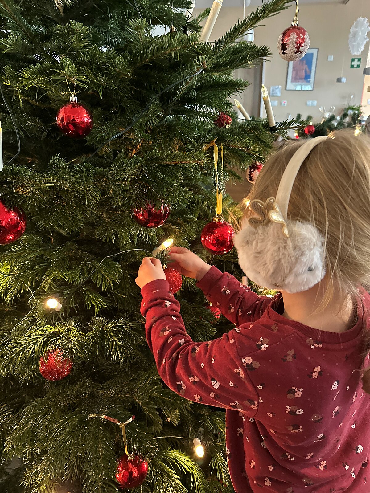 Weihnachtsbäume schmücken mit dem Kindergarten