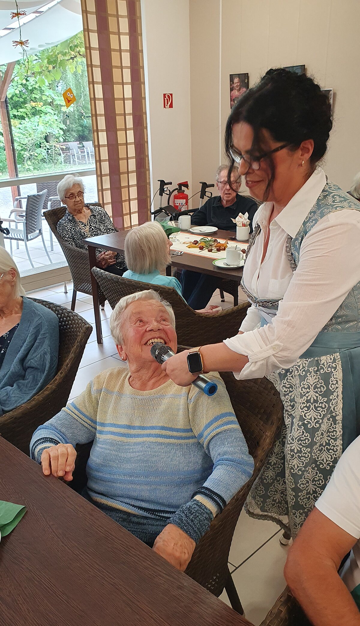 Herbstfest Bewohnerin singen Karaoke mit