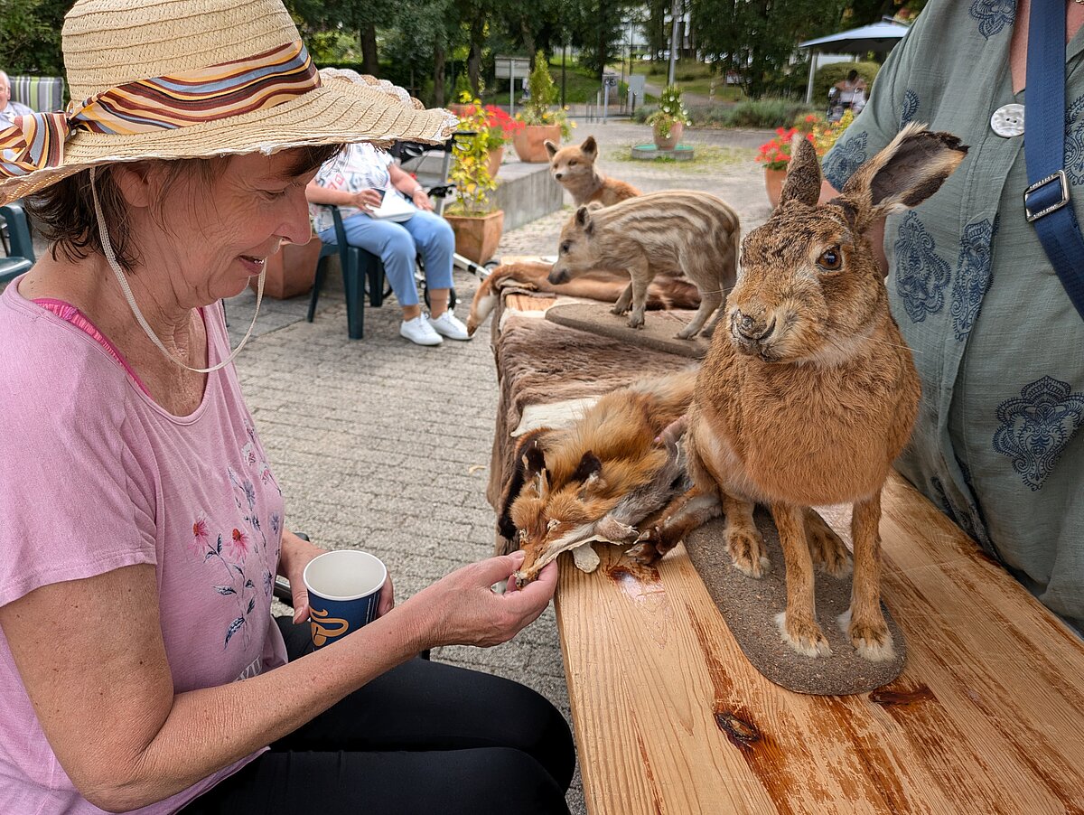 Bewohnerin mit Tierpräparat