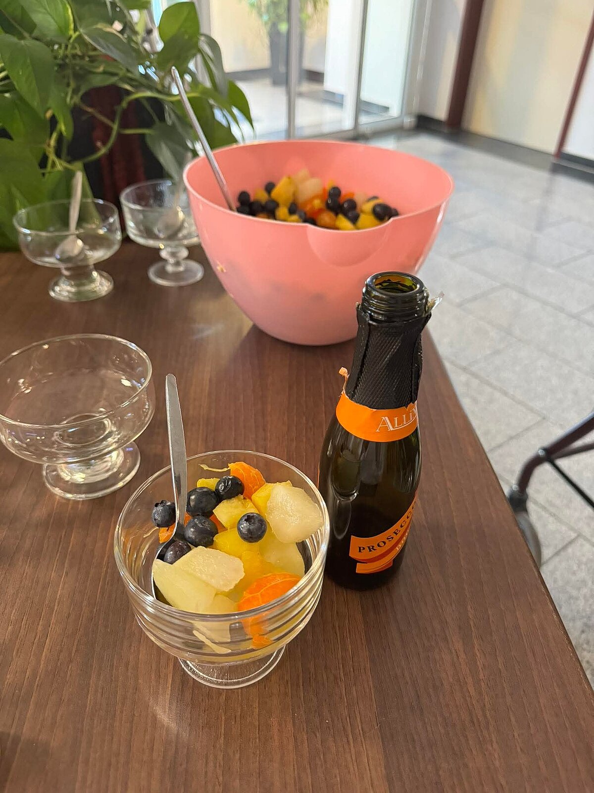 Prosecco und Obstsalat für die Bewohner