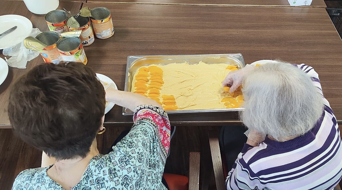 Bewohnerinnen backen gemeinsam Kuchen