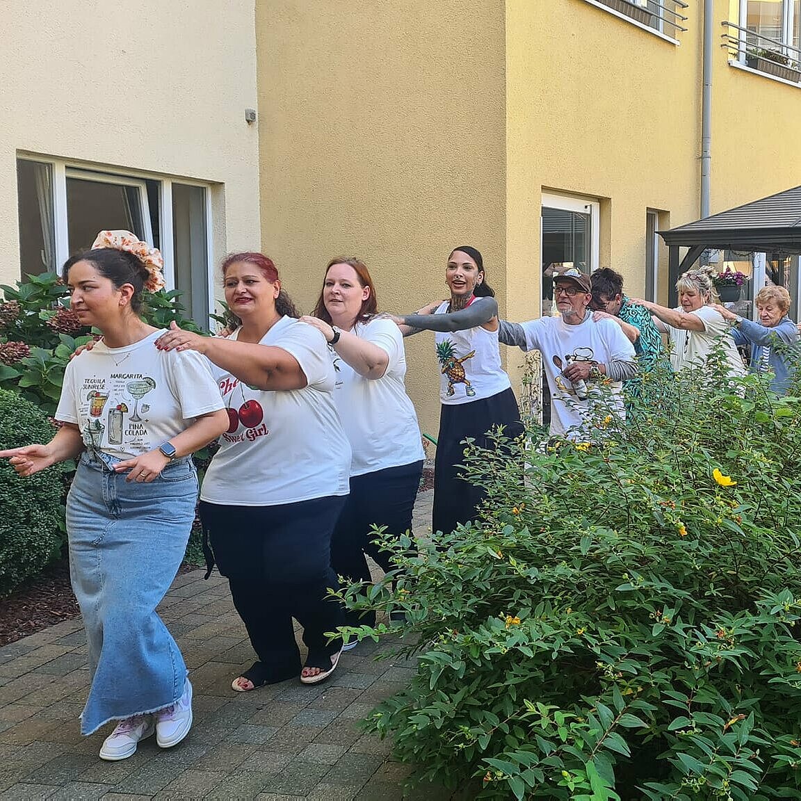 Sommerfest: Polonaise durch den Innenhof