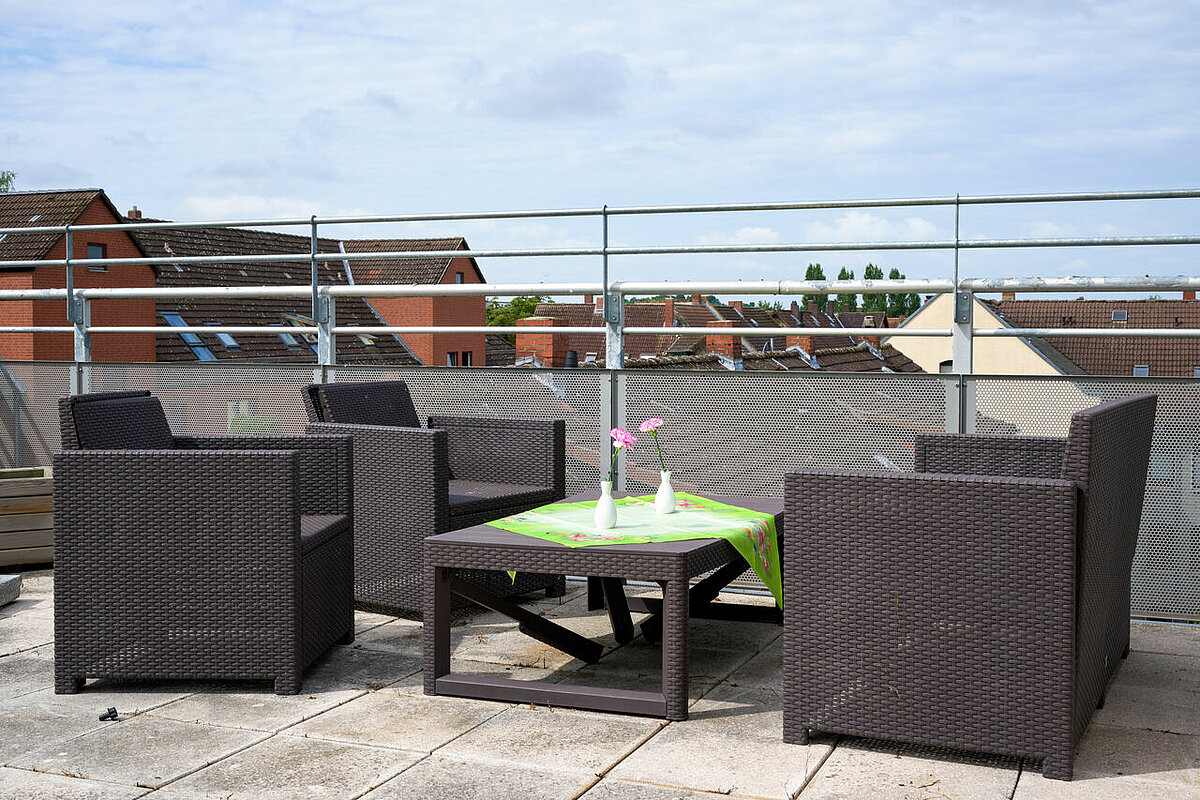 Sitzecke auf der Dachterrasse im Seniorenheim Braunschweig