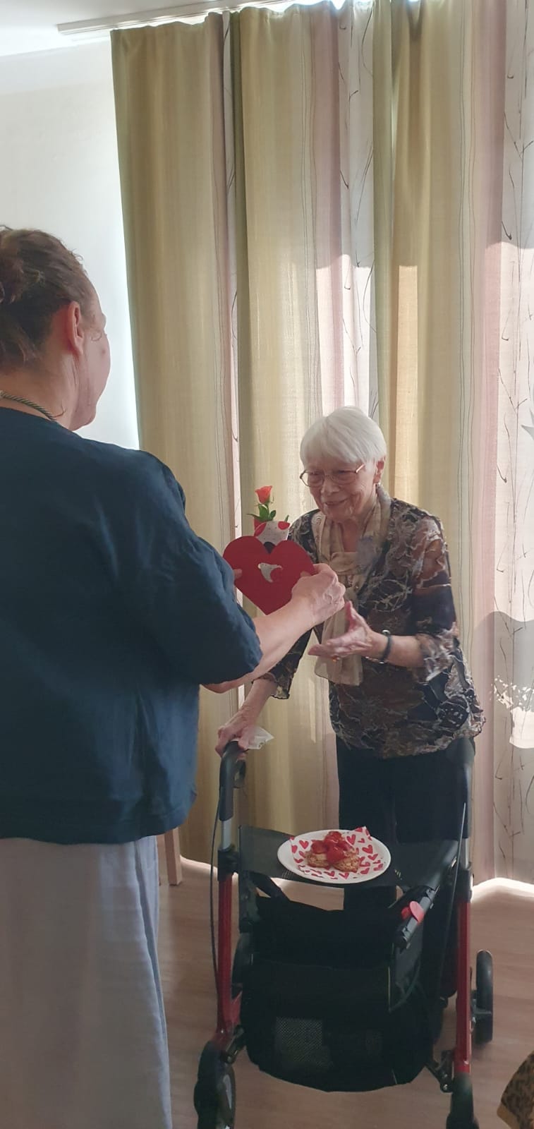 Kuchen und Herzchen zum Muttertag für Seniorin